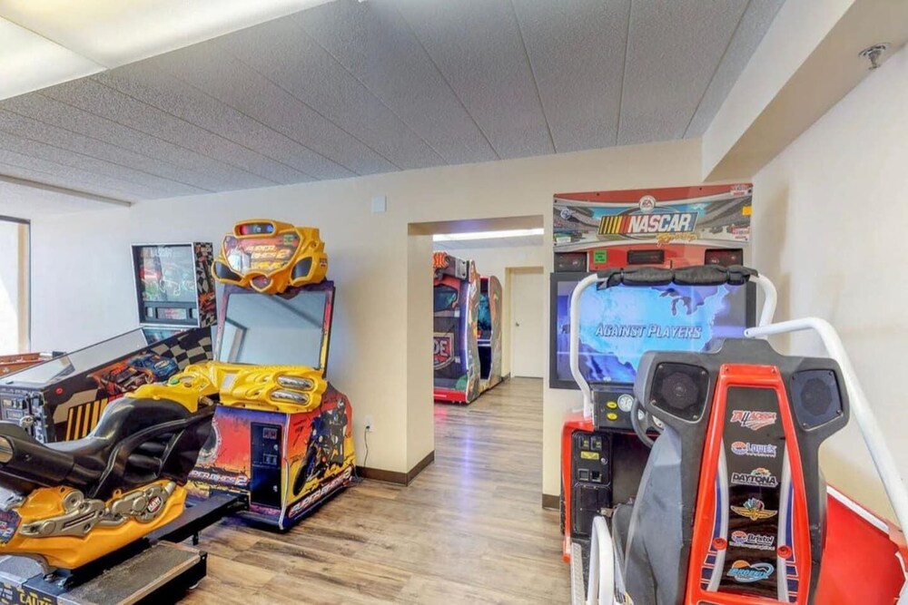 ★OCEANFRONT & SAND BELOW★Pools★Hot Tubs★Lazy River★S145