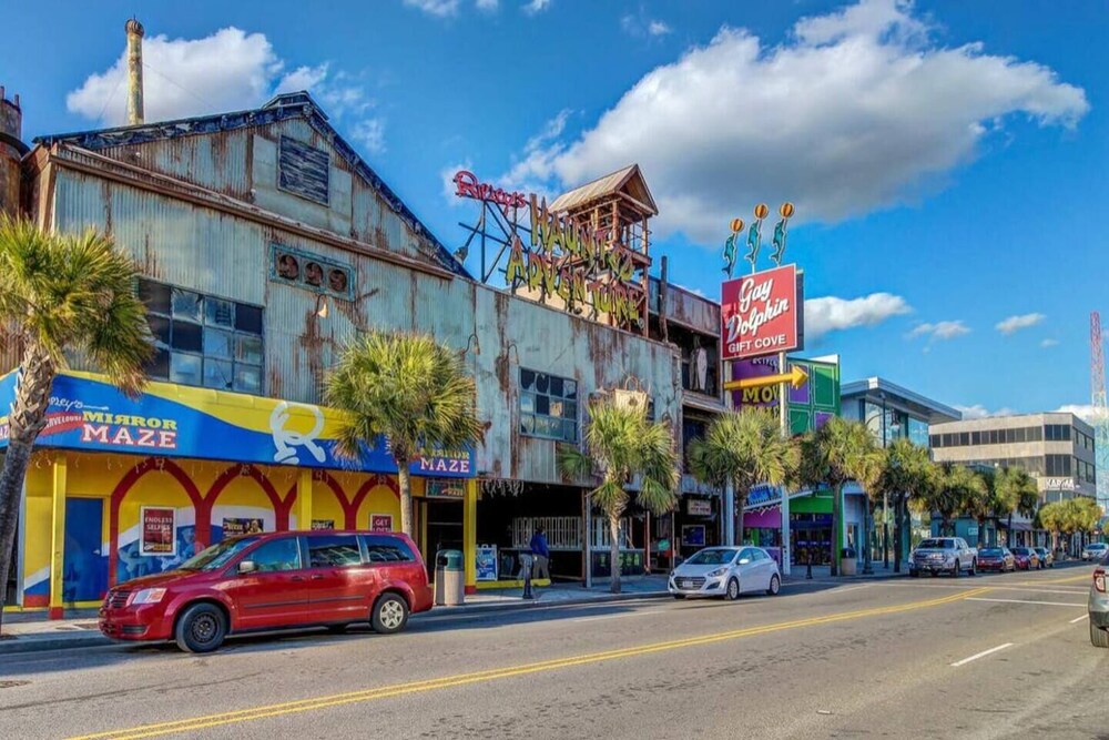 ★OCEANFRONT & SAND BELOW★Pools★Hot Tubs★Lazy River★S145