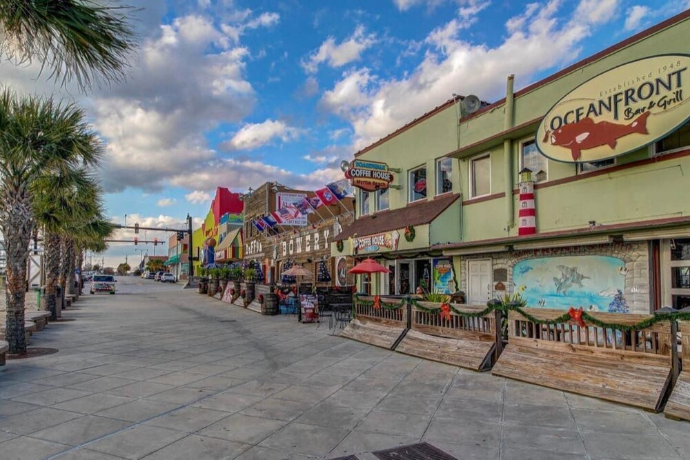 ★OCEANFRONT & SAND BELOW★Pools★Hot Tubs★Lazy River★S145