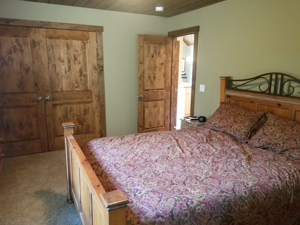 newer riverfront cabin on 5 acres, sleeps 12 great views