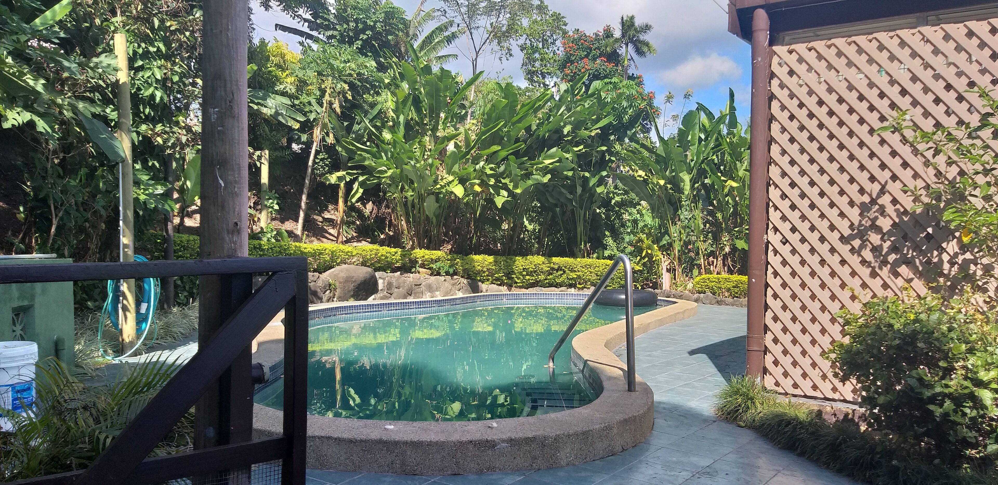 Established house, sea views & sunsets, pool, privacy, space 15 min walk to city in Lautoka, Fiji