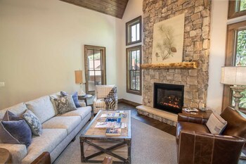 Custom Cottage In Upscale Eagles Nest Community Club Amenities