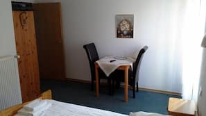 Schreibtisch, kostenloses WLAN, Bettwäsche