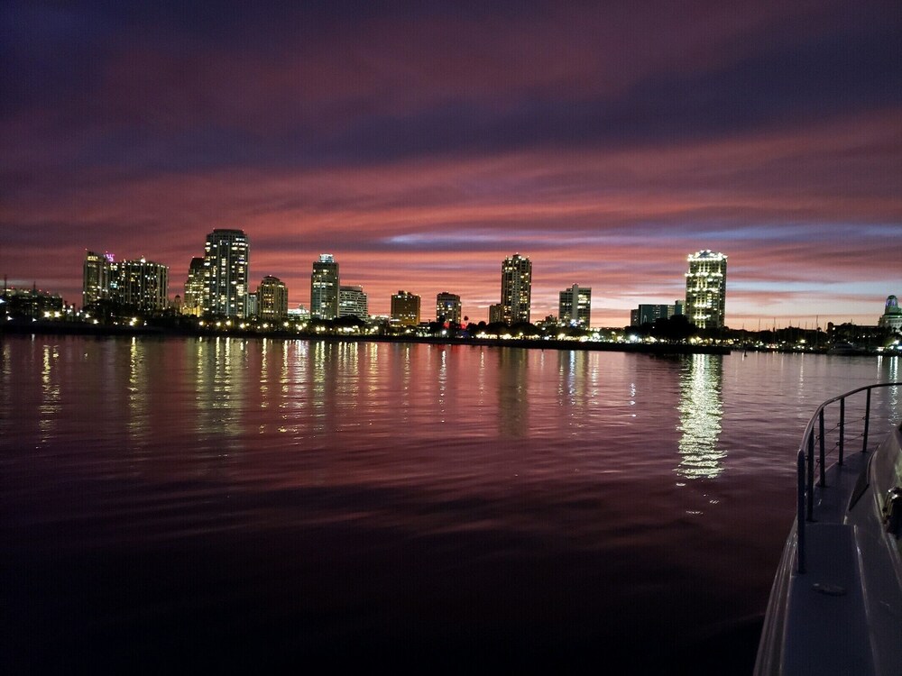 LUX 84’ YACHT<br>PREMIER HOST<br>BRAND NEW INTERIORS<br>WATER TOYS AND ADD ON CHARTERS<br><br><br>