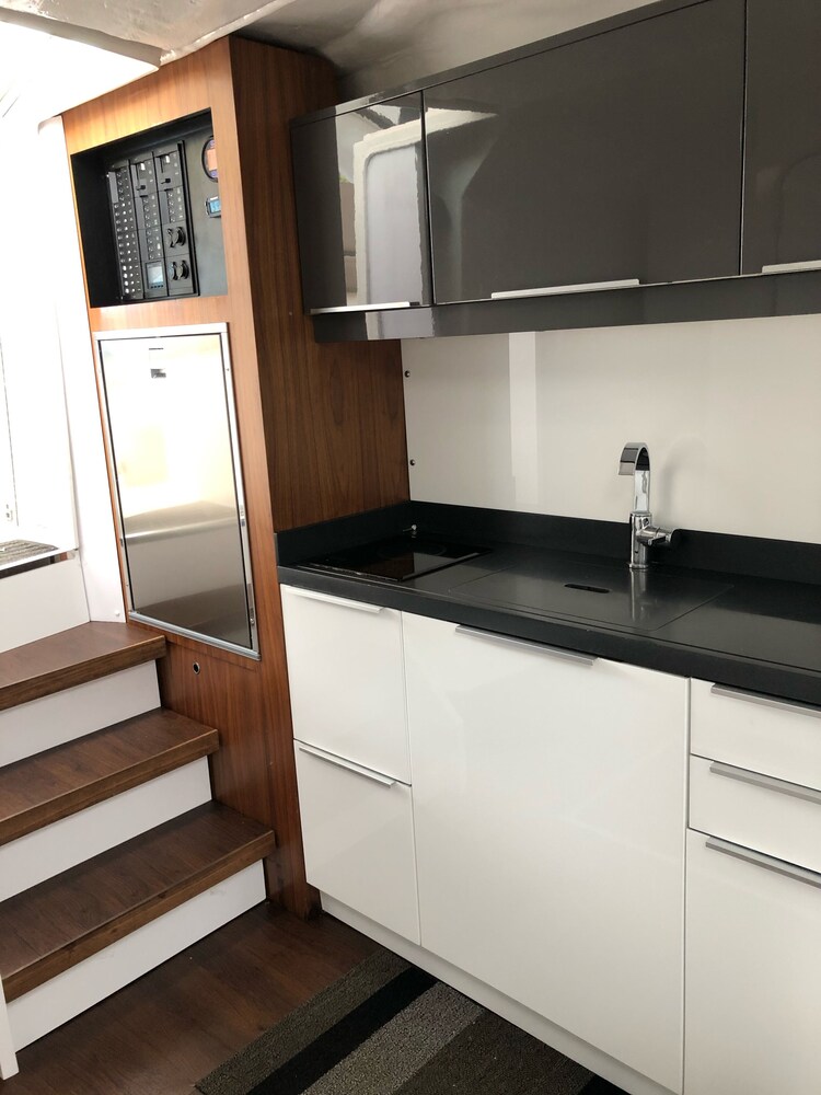 LUX 84’ YACHT<br>PREMIER HOST<br>BRAND NEW INTERIORS<br>WATER TOYS AND ADD ON CHARTERS<br><br><br>