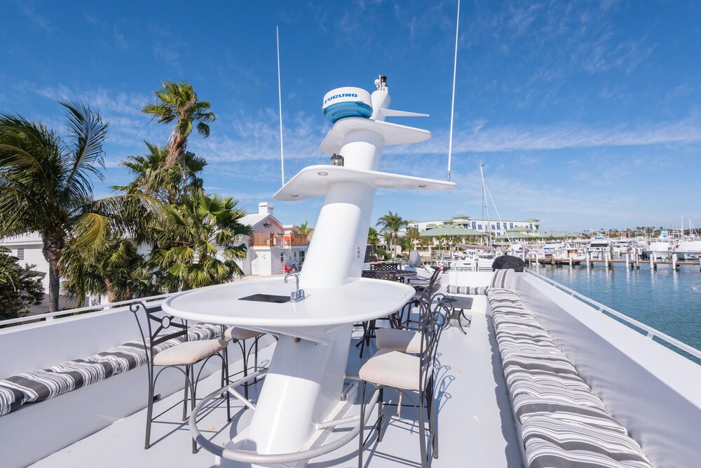 LUX 84’ YACHT<br>PREMIER HOST<br>BRAND NEW INTERIORS<br>WATER TOYS AND ADD ON CHARTERS<br><br><br>