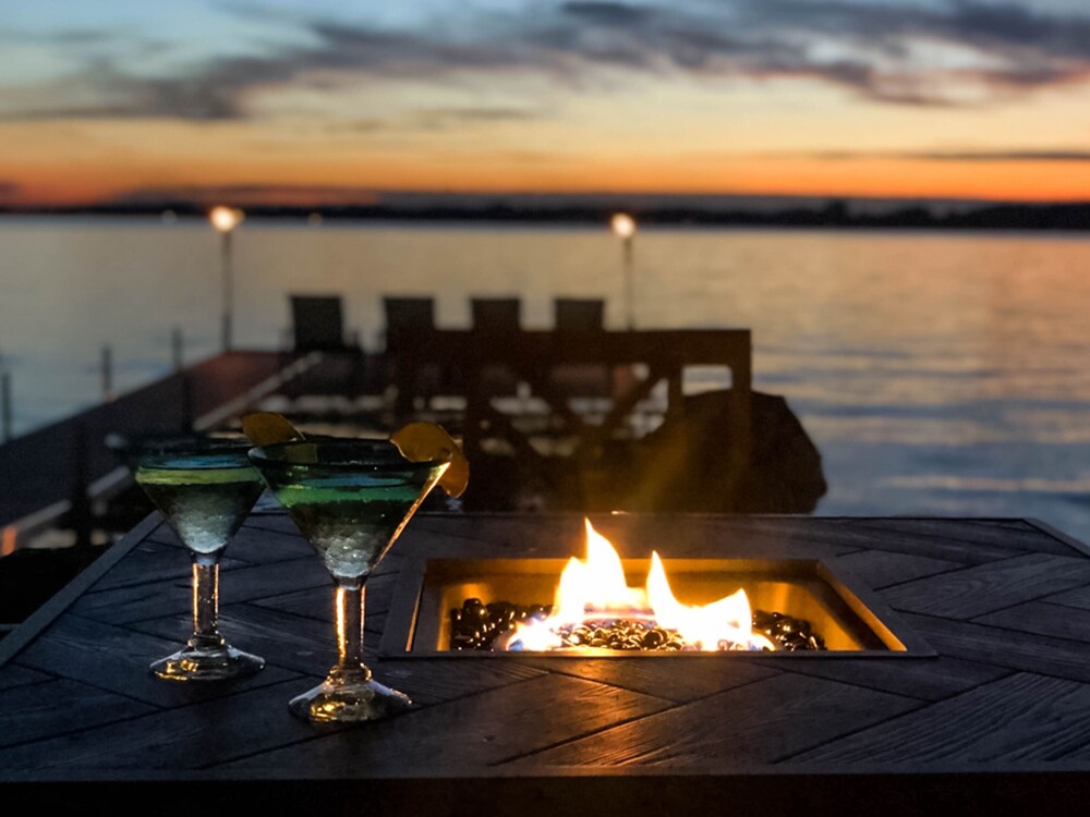 Stunning Cass Lake Getaway Waterfront Home In Detroit Hotel Rates Reviews On Orbitz