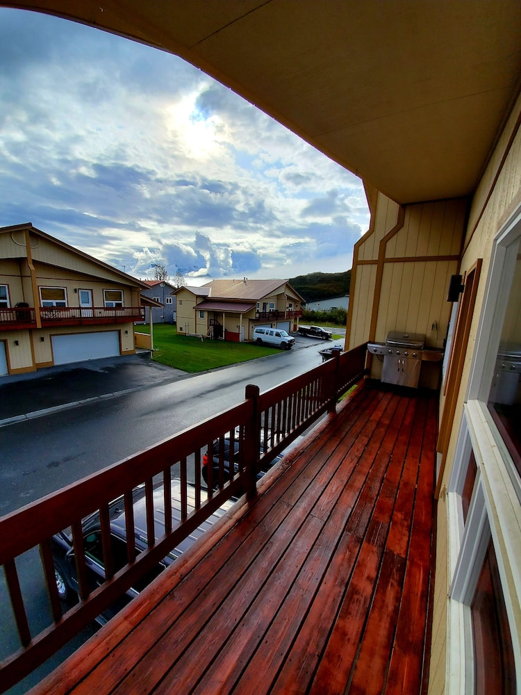 Balcony, Great Location - Mountain Views - Quiet Neighborhood - Sauna - Heated Garage