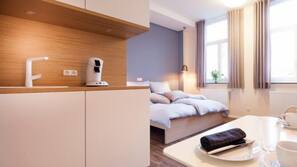 Kühlschrank, Mikrowelle, Wasserkocher mit Kaffee-/Teezubehör