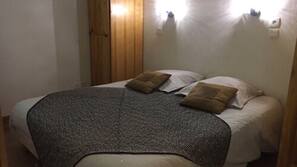 Iron/ironing board, free WiFi, linens
