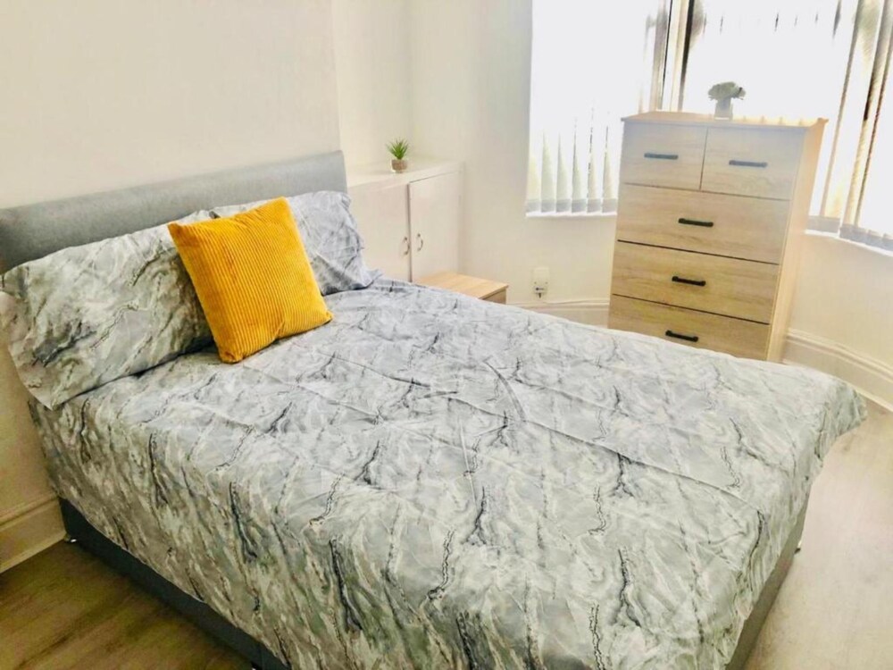 Lux Apartments 4 Bedroom House Suburban In Liverpool