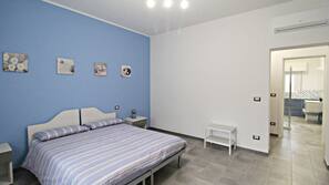 Minibar, una scrivania, tende oscuranti, ferro/asse da stiro