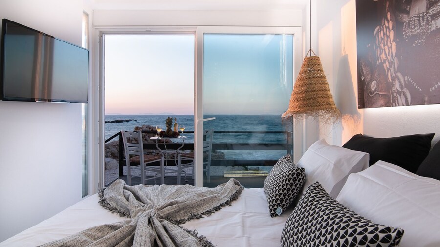 Portara Seaside Luxury Suites