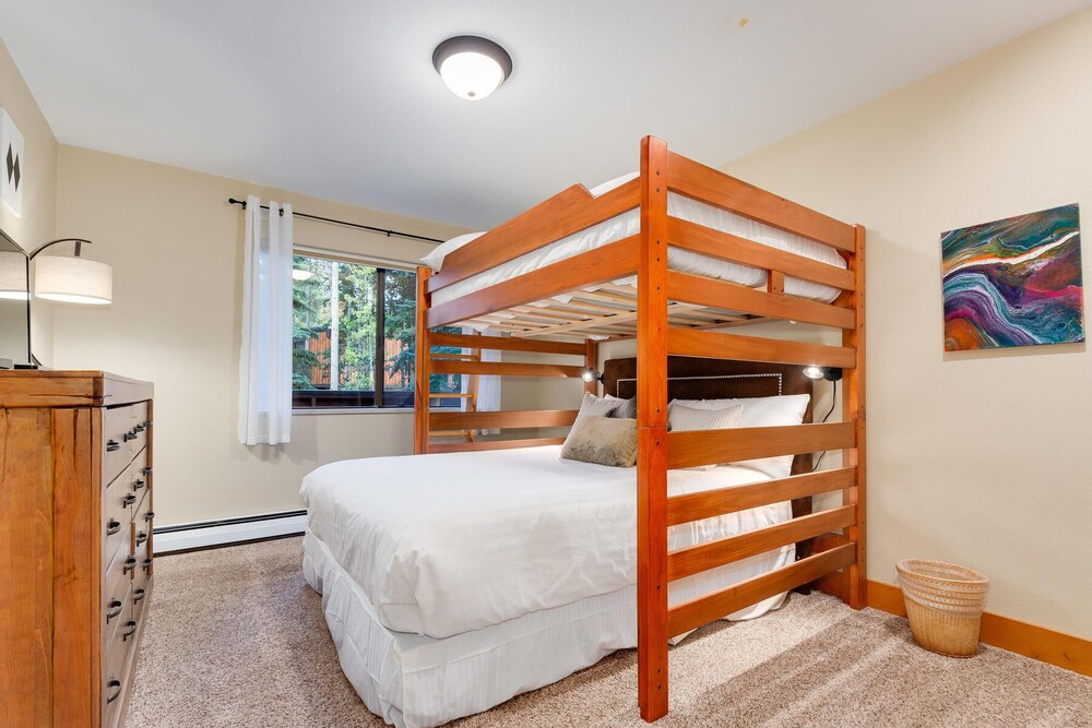 Blissfully Convenient Condo walk to the Quicksilver lift, walk to Main Street! Breckenridge