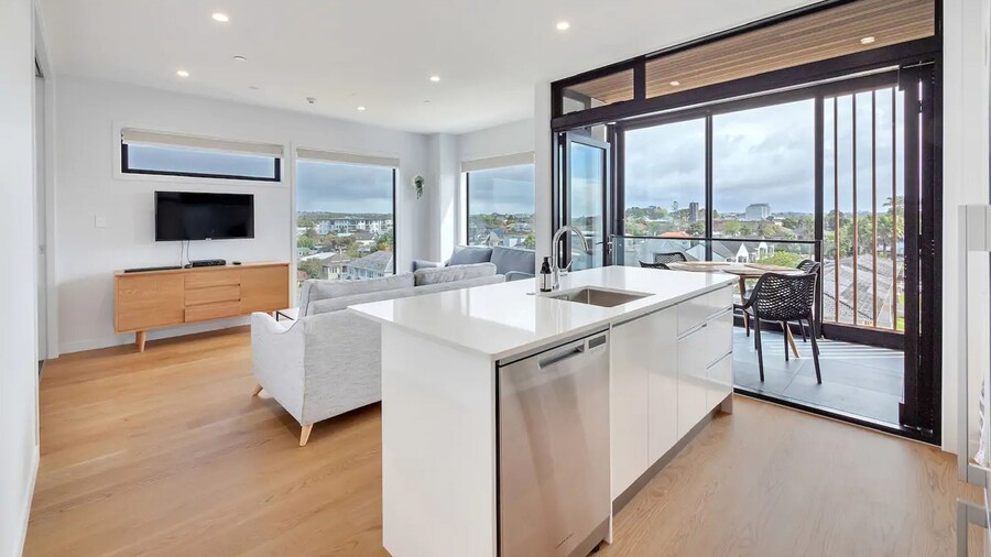 Takapuna Contemporary 2BR with Carpark