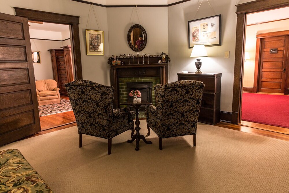 Double Oaks Bed and Breakfast, Greensboro 213 Room Prices & Reviews