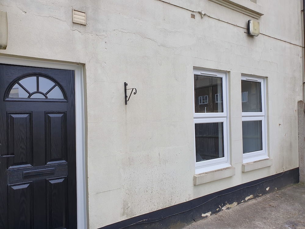 Quiet 2 Bedroom Apartment With Private Entrance