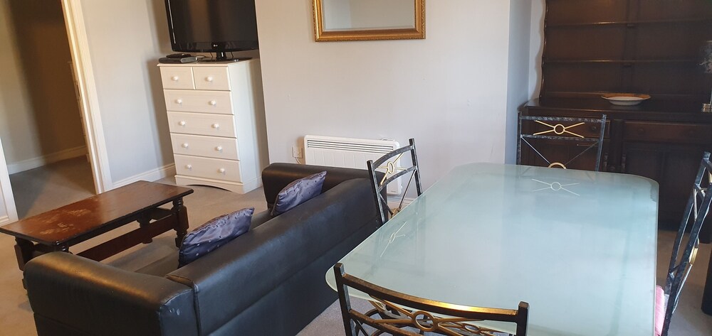 Quiet 2 Bedroom Apartment With Private Entrance
