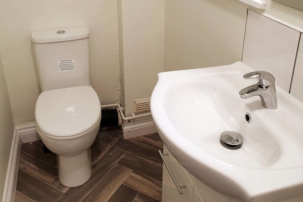 Quiet 2 Bedroom Apartment With Private Entrance