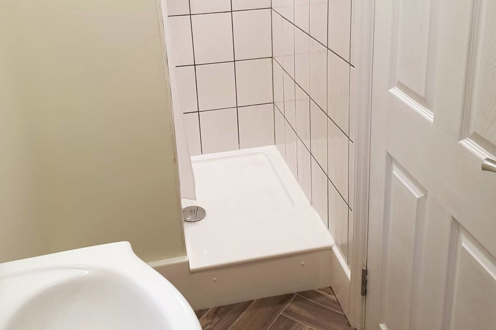 Quiet 2 Bedroom Apartment With Private Entrance