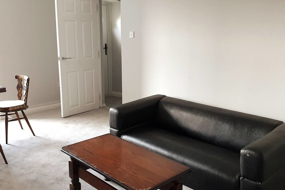 Quiet 2 Bedroom Apartment With Private Entrance