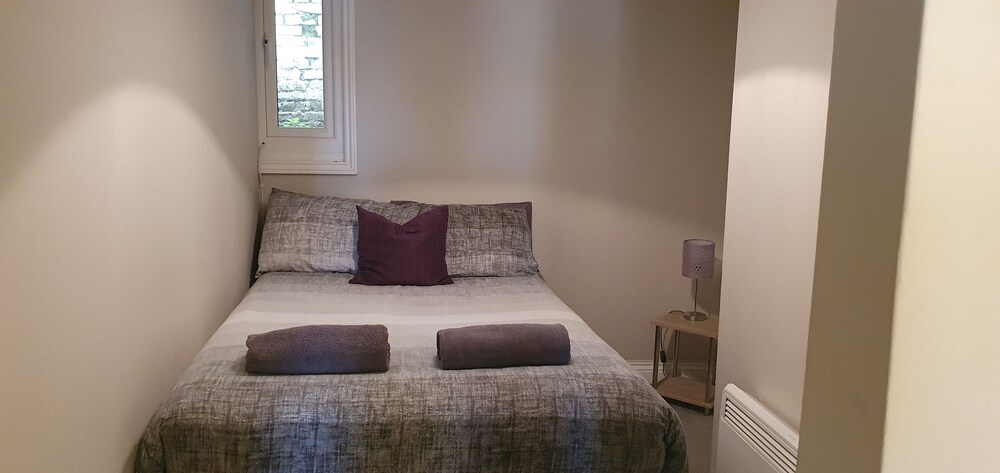 Quiet 2 Bedroom Apartment With Private Entrance