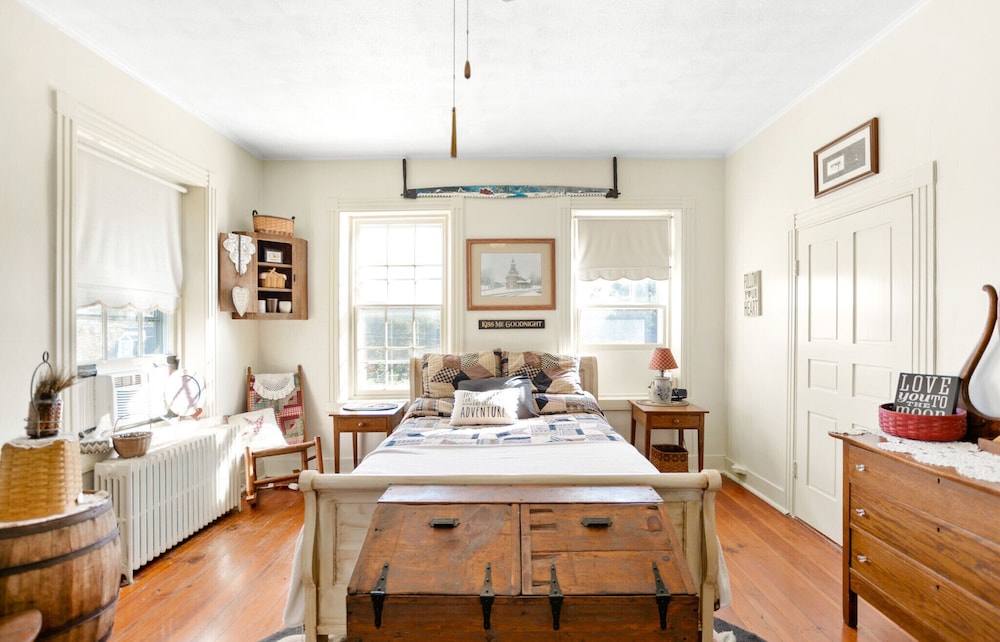 Cozy Farmhouse Retreat with Deck and Fireplace in Myersville, MD