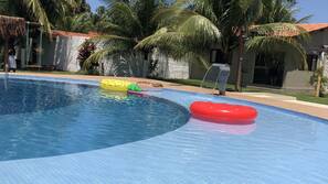 Piscina externa, funciona das 8h30 às 21h00, barracas de cortesia