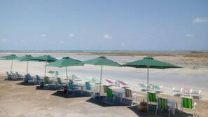 Perto da praia, barracas de praia de cortesia