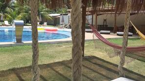 Piscina externa, funciona das 8h30 às 21h00, barracas de cortesia