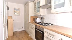 Full-sized fridge, microwave, oven, hob