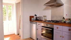 Full-sized fridge, microwave, oven, hob