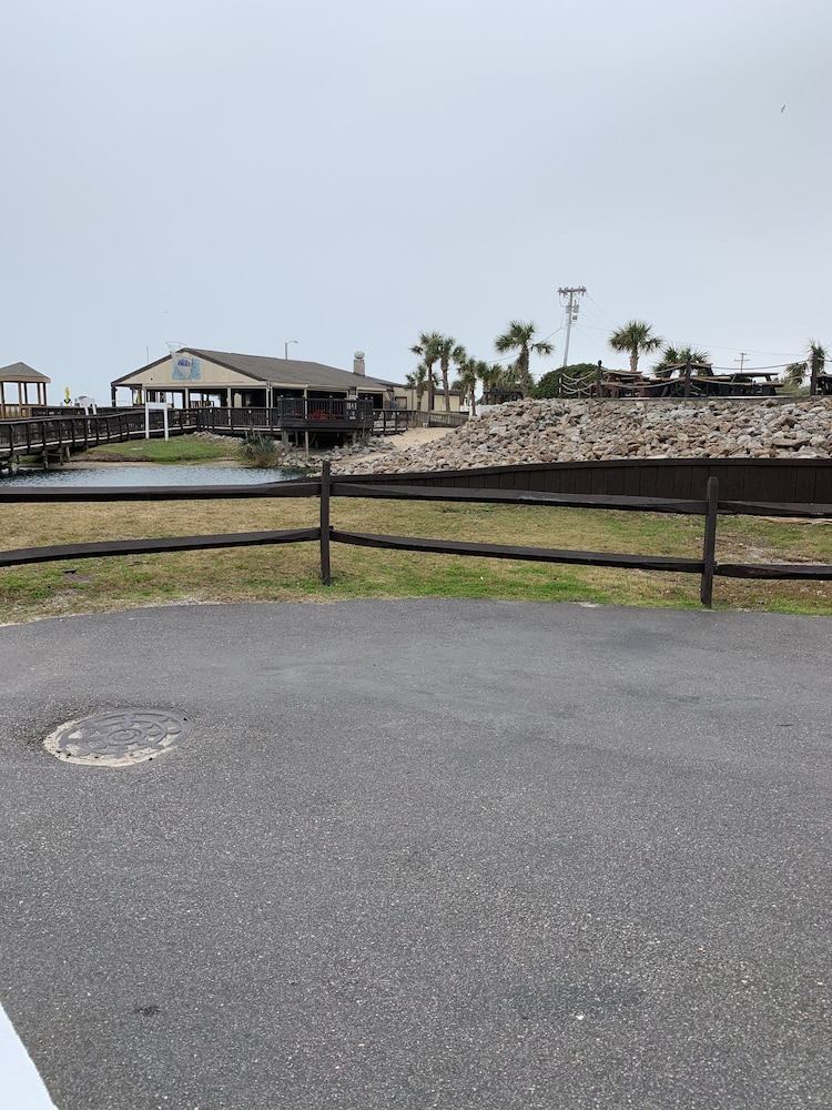 Relaxing Beachfront Area that is Family Oriented