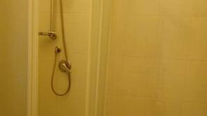 Doccia, asciugacapelli, bidet, asciugamani