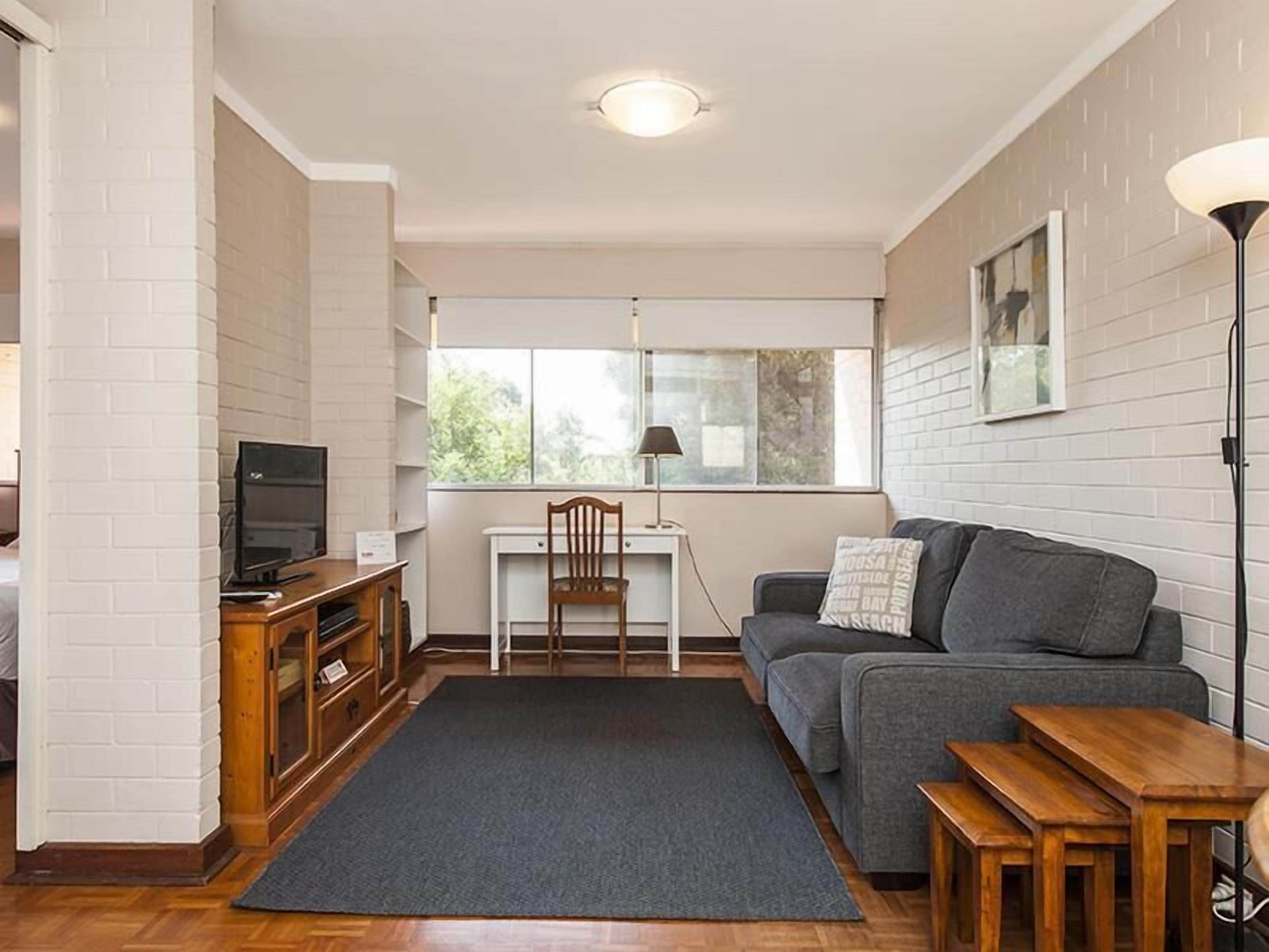 Stylish and Cosy Third Floor Apartment - Available for Long Term Rent