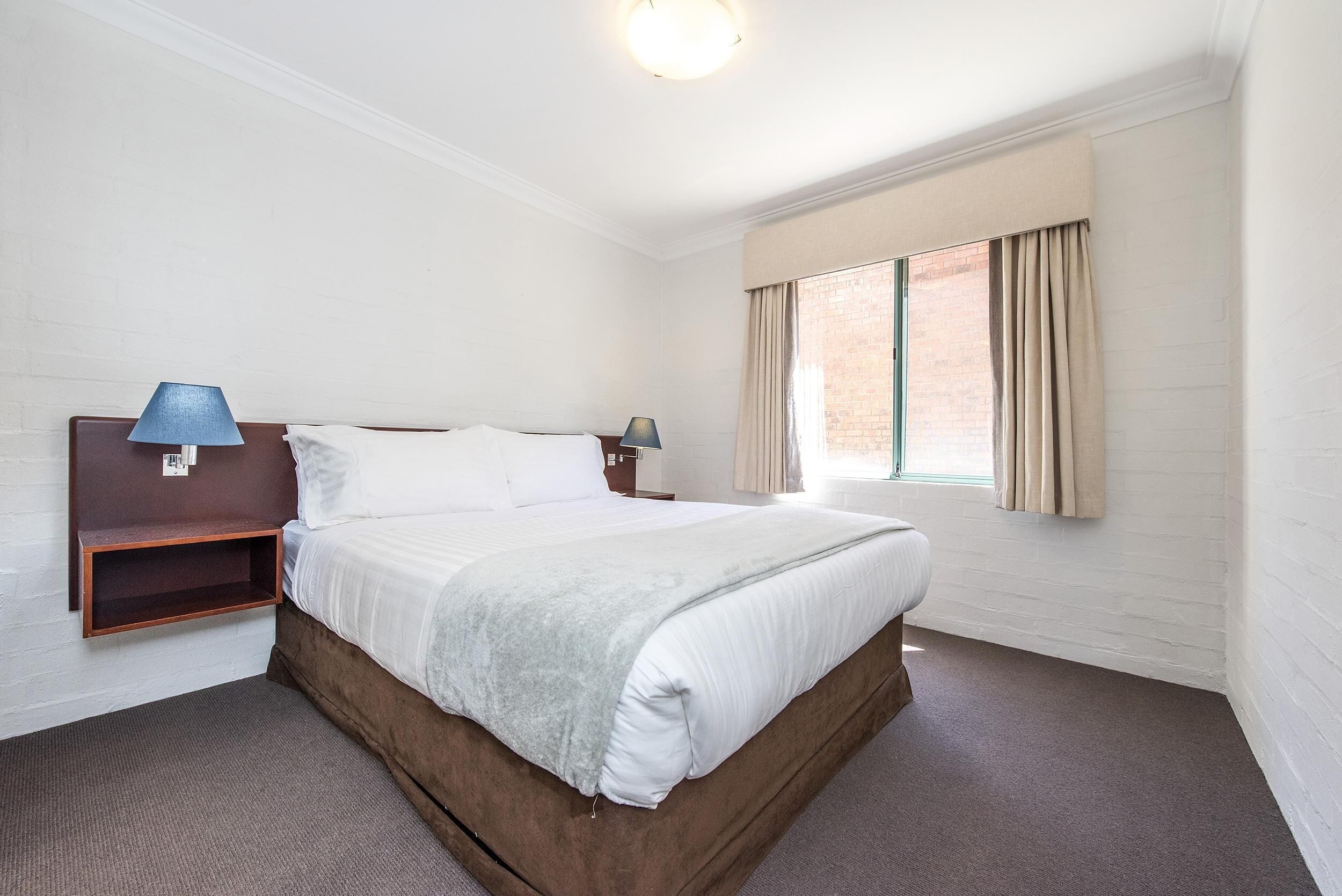 Subiaco Village With Pool, BBQ & spa - Free Parking and Wifi - two Bedroom