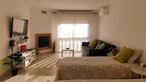 3 bedrooms, iron/ironing board, Internet, linens
