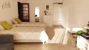 3 bedrooms, iron/ironing board, Internet, linens