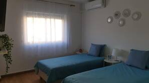 3 bedrooms, iron/ironing board, Internet, linens