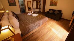 Escritorio, cortinas opacas, wifi gratis y ropa de cama