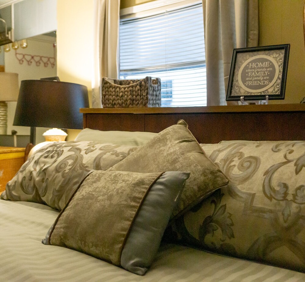 Relaxing Cabin 30 mins from Downtown Memphis with King Bed at Horseshoe