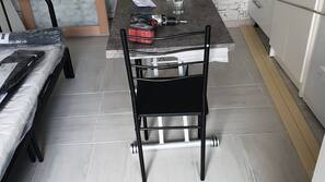 Cafetière/bouilloire, batterie de cuisine, vaisselle et ustensiles