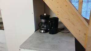 Cafetière/bouilloire, batterie de cuisine, vaisselle et ustensiles
