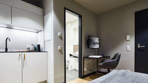 Full-sized fridge, microwave, hob, dishwasher