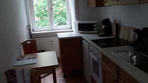 Großer Kühlschrank, Mikrowelle, Ofen, Herd