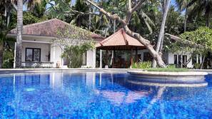 Kolam renang outdoor