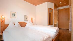 Hypo-allergenic bedding, in-room safe, iron/ironing board, free WiFi