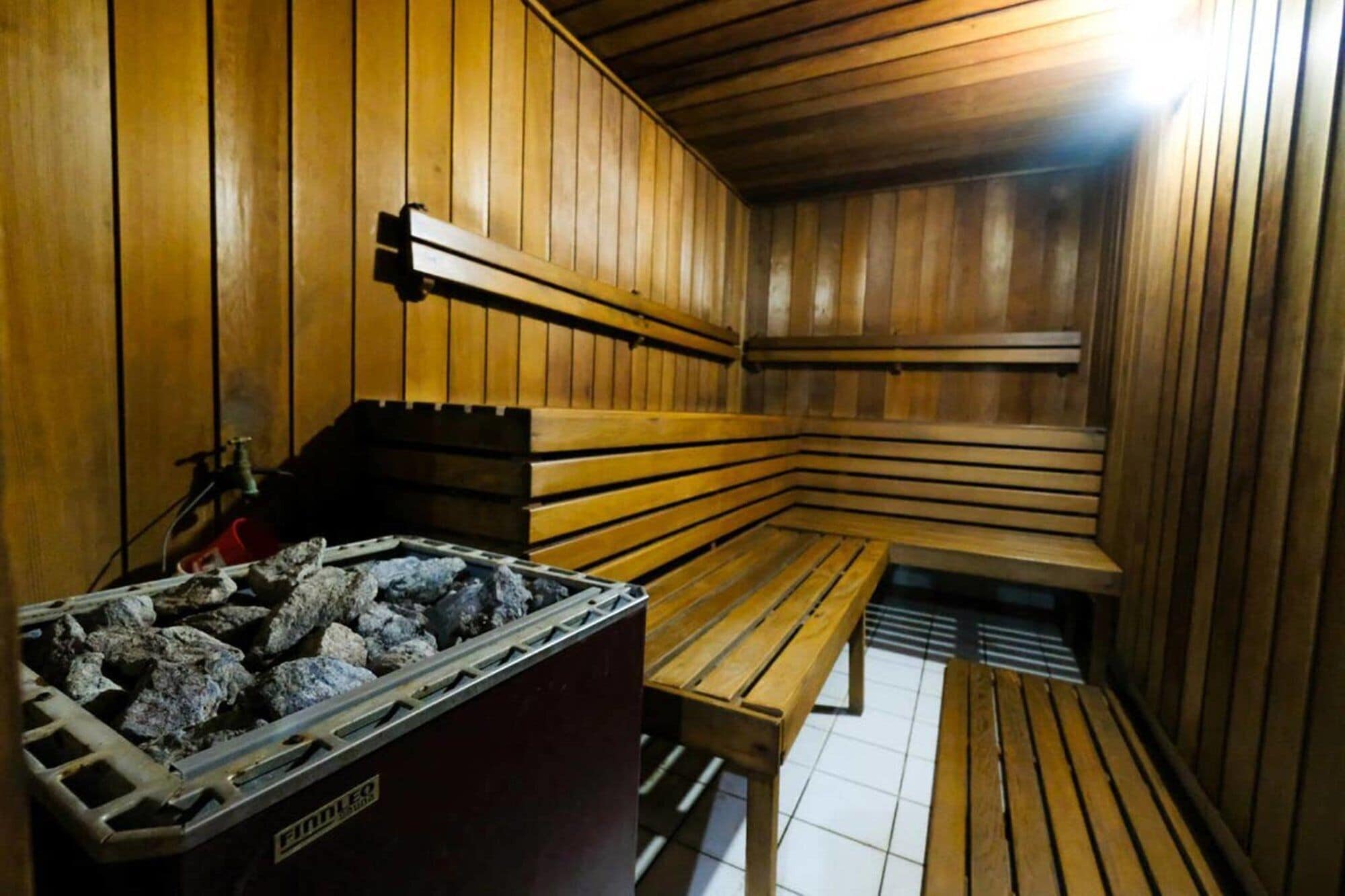 2BR Beautiful River Retreat Poolwinegymnetflix