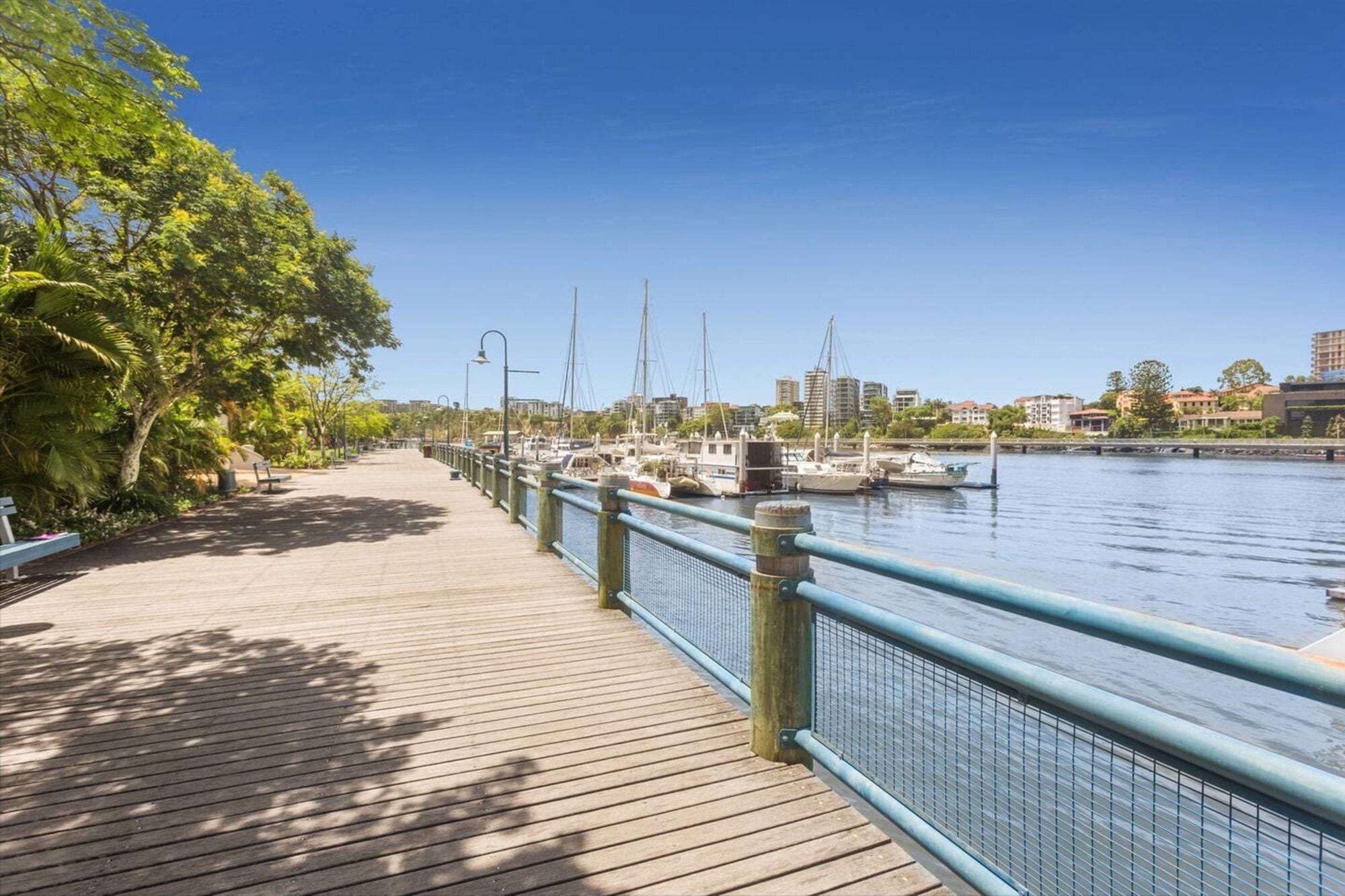 2BR Beautiful River Retreat Poolwinegymnetflix