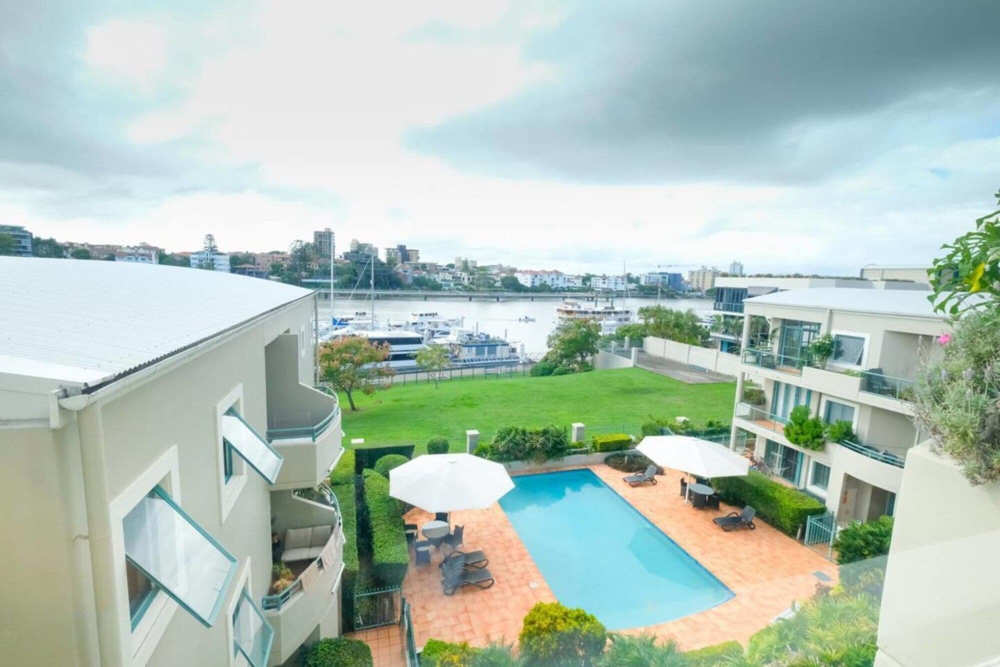 2BR Beautiful River Retreat Poolwinegymnetflix